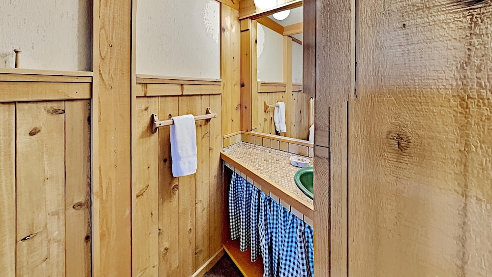 Slopeside 2 Bedroom Condo with 3 Spas! Easy Access to Recreation! by RedAwning view 5