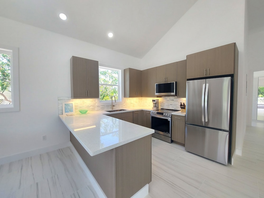 Silver Palms - Brand New Designer Home On Banks Road 2 Bedroom Home