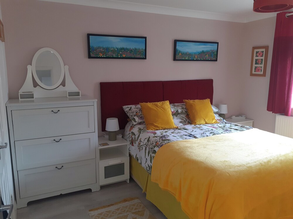 1-bed Seaside Retreat - Sleeps 2, Parking & Garden