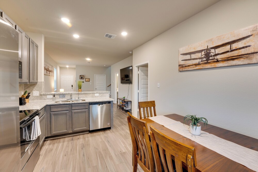 6 Mi to Lackland Afb: Hot Tub, Pool & Game Room!