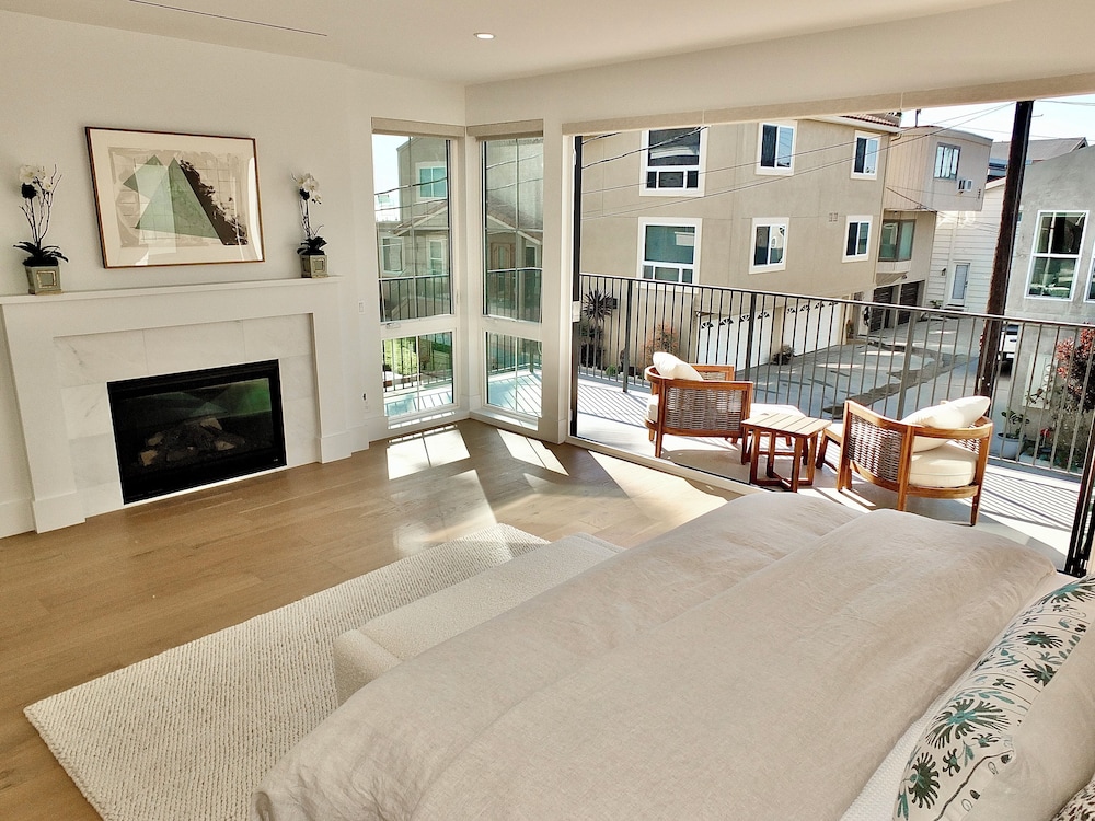 Beach Paradise Stunning 3-story in Long Beach!