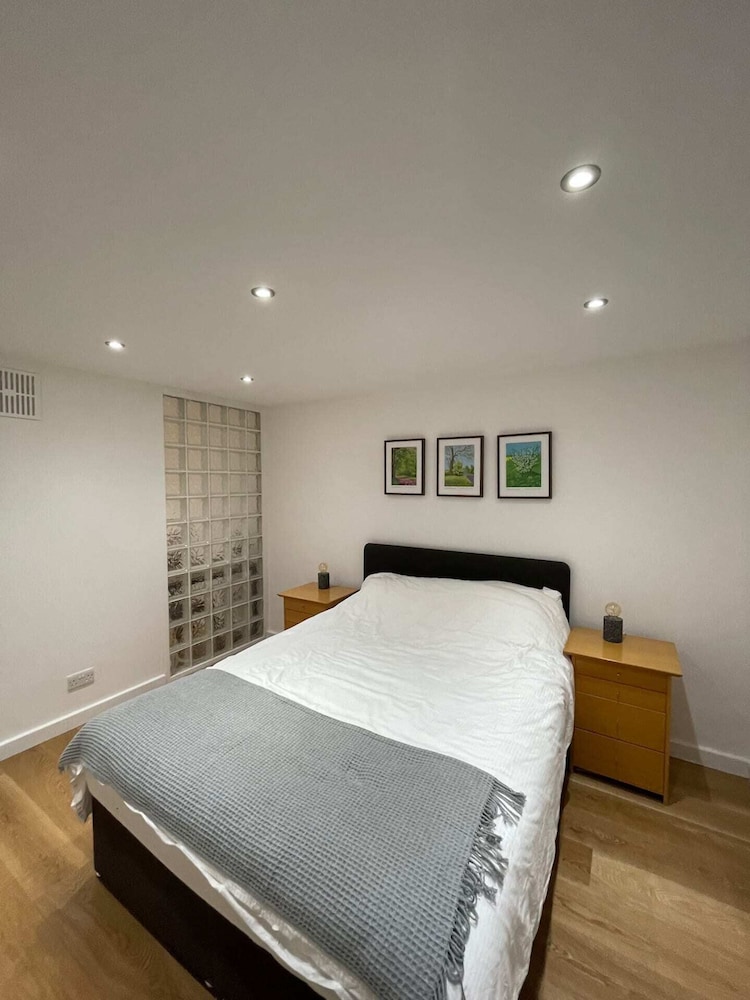 Stunning 3BD Maisonette W/balcony - Old Street!