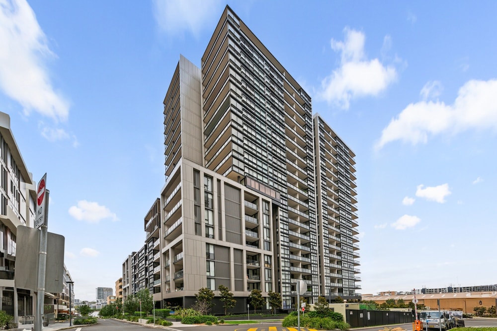 Chic 1-bed With Pool by River, Ferry & Amenities