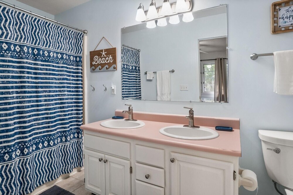 Beautifully Updated, Dog Friendly 4-bed, 4-bath Home Near Beach