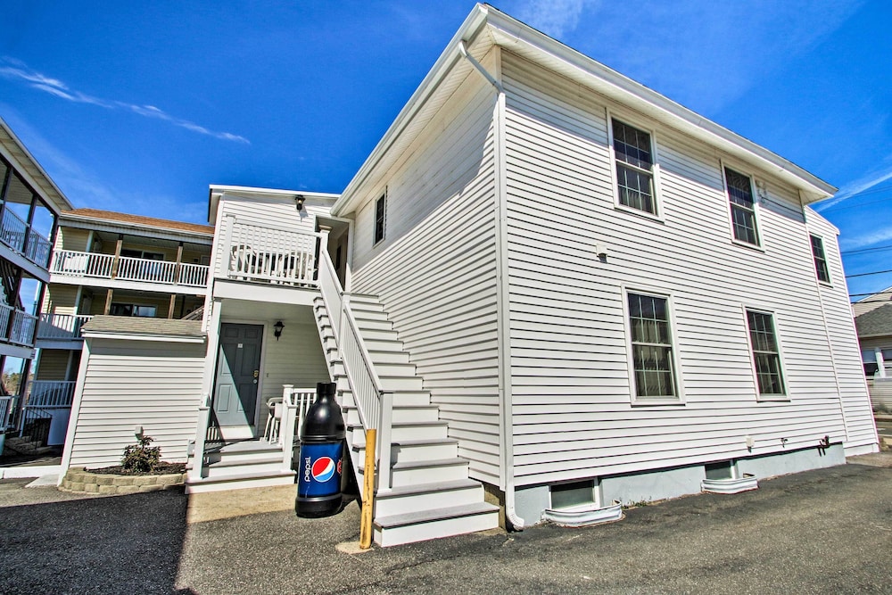 Old Orchard Beach Apt - Walk to Beach & Pier!