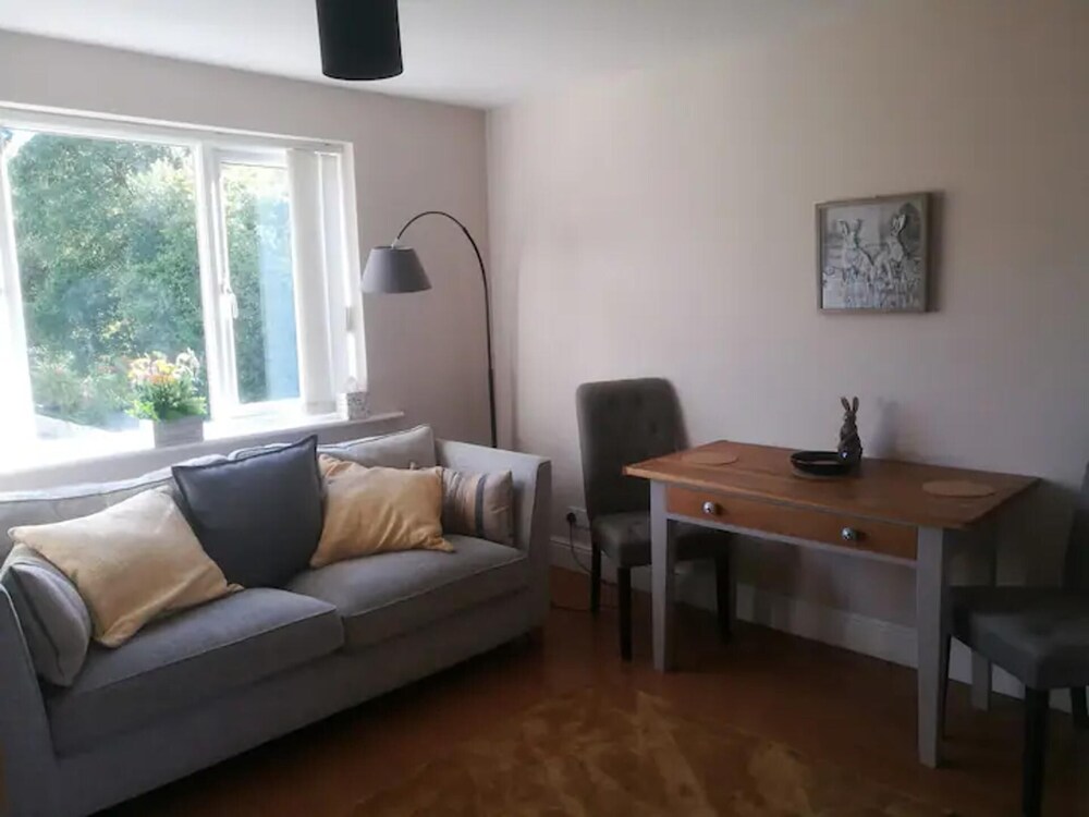 Lovely, Spacious 1-bed Apartment in Poole view 4
