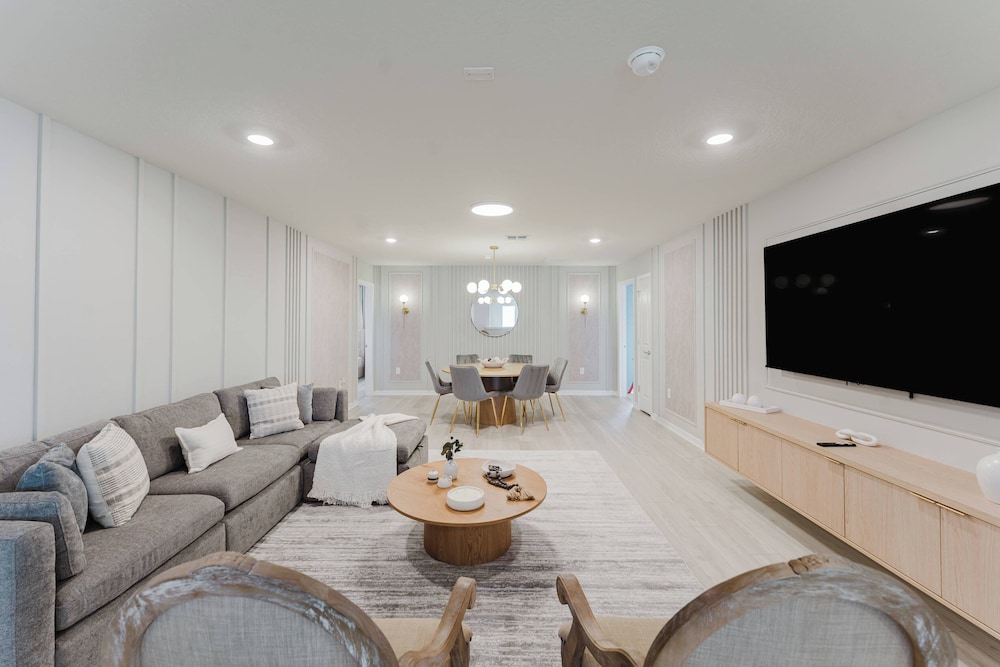 Stunning 8BR Pool Gameroom Minutes to Disney