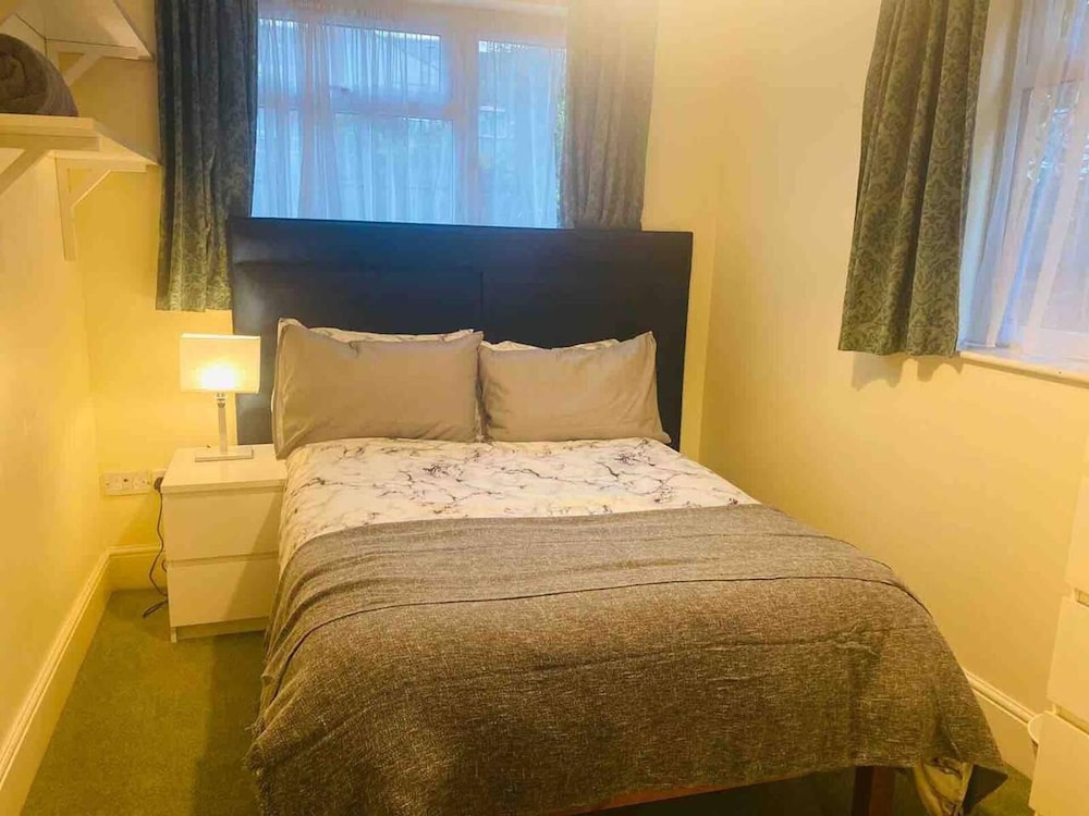 Immaculate 6-bed House in Coventry view 4