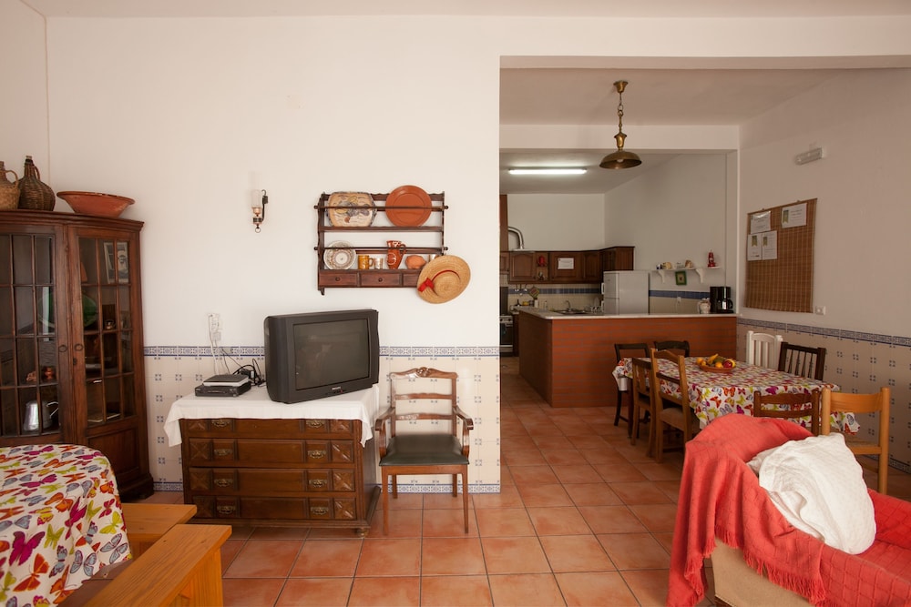 Ericeira Chill Hill Hostel & Private Rooms - Peach Garden
