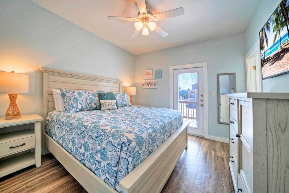 Sleeps 23, 2 Beachside Homes Resort Pool, Walk to the Beach, Balcony + Yard