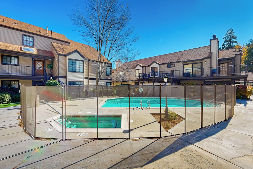 3 BR Lake Condo w/ Shared Pool & Spa