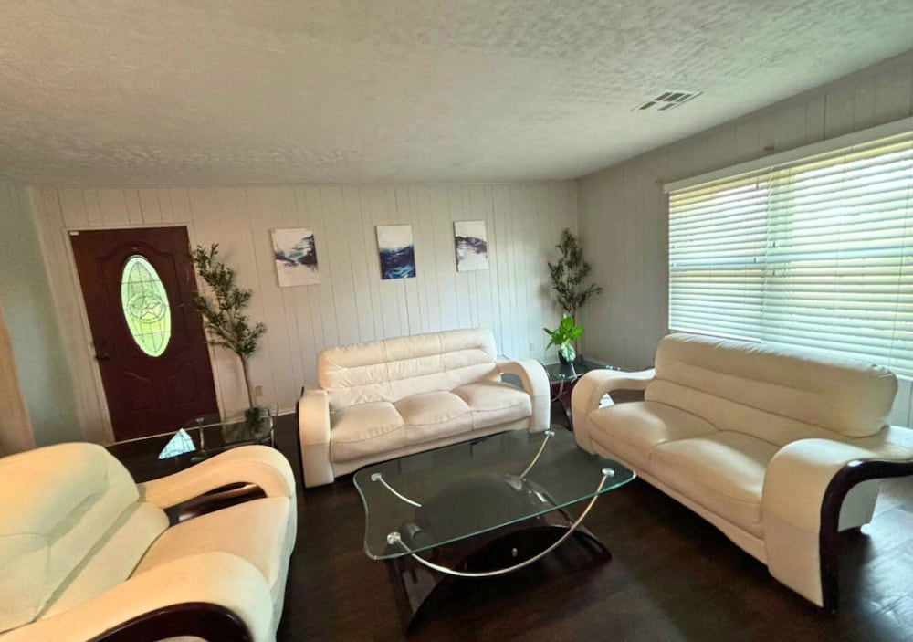 Retro 1BR Near Downtown Quiet Comfy Stay