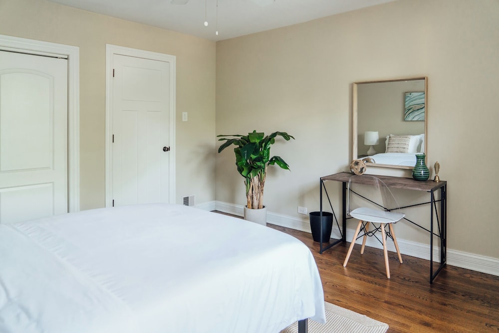 Homey 2BR - Central Charming