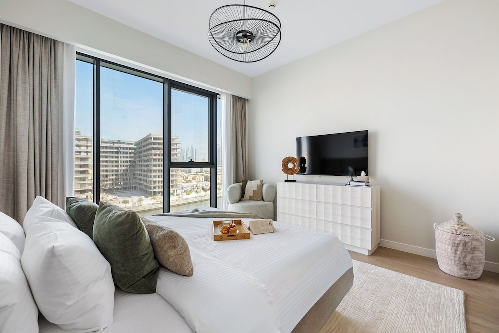 3BR with Burj Khalifa and Canal View