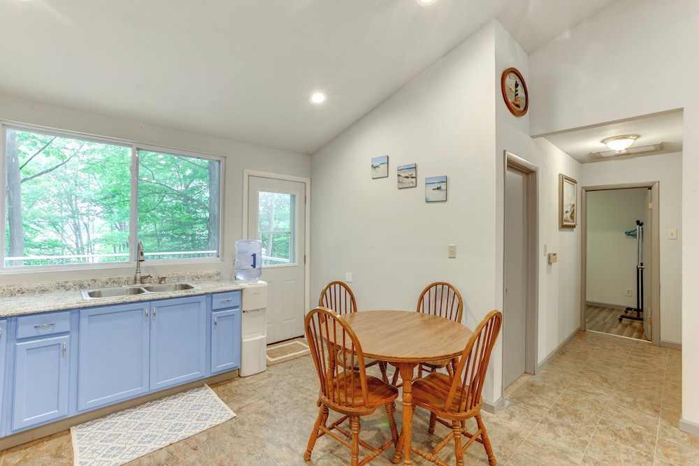 Walk to Lake Hamlin: Cottage Near Boat Launch
