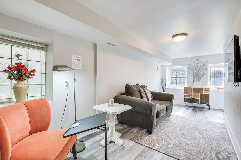 < 2 Mi to Uchicago: Pet-friendly Getaway w/ Yard
