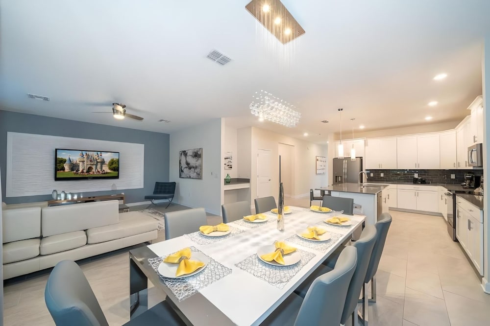 Sleeps 17 - Luxury 6bdhome With Pool Storey Lake