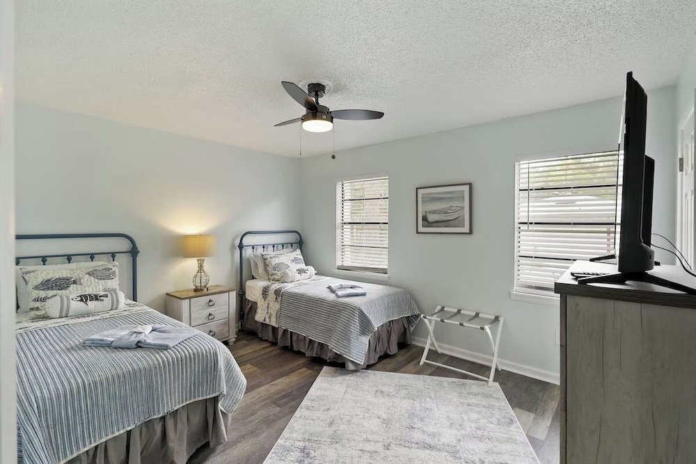 Cozy 2BR Hilton Head Townhome w/ Pool Access