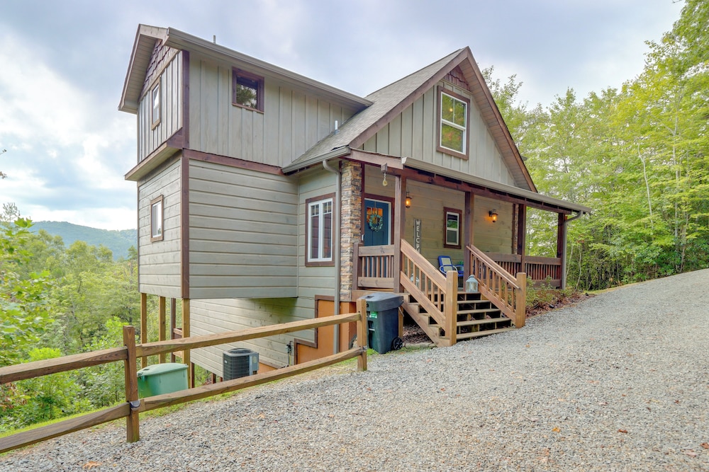 Family Oasis w/ Game Room & 2 Decks in Blue Ridge!
