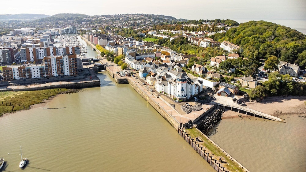 Seaview 2-bed With Private Parking, Portishead