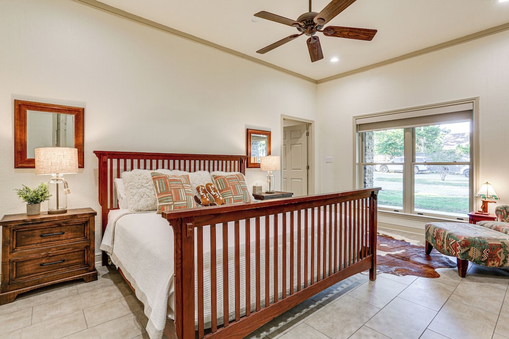 Family Friendly! Lakefront Escape in Pottsboro