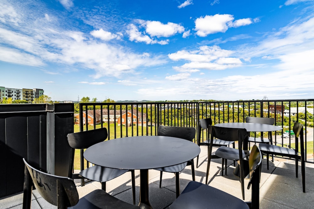 Lindsley by Avantstay Balcony Modern Design A Downtown Location
