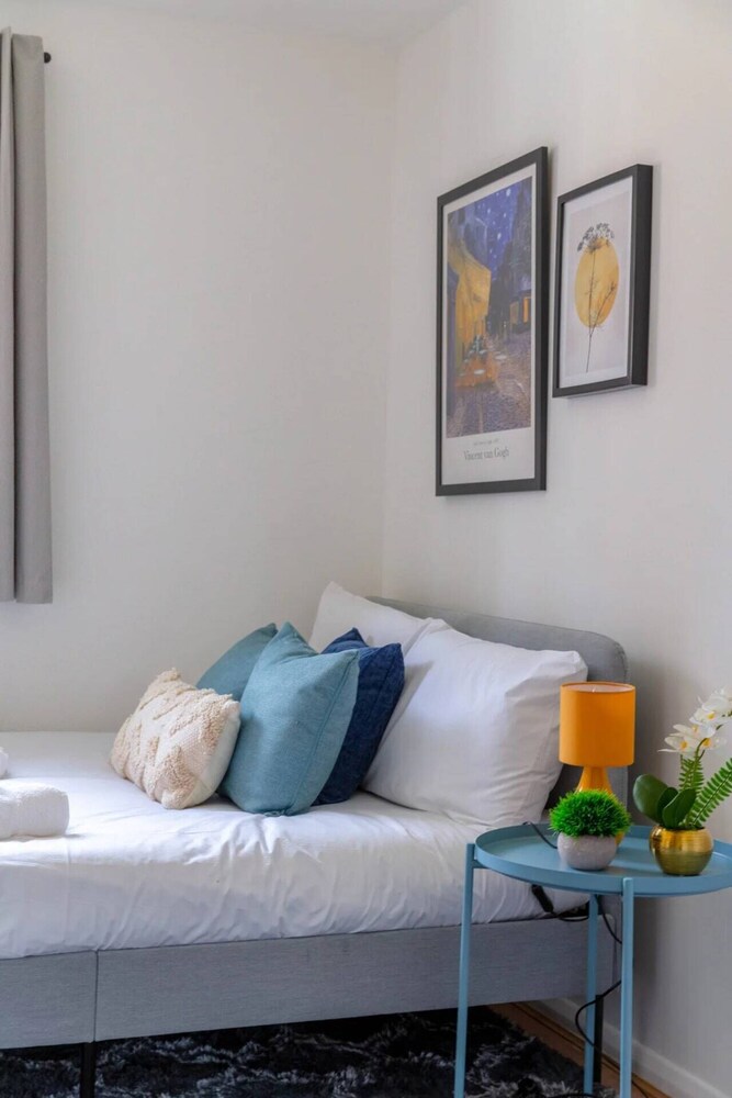 Bright 3 Bedroom House With Terrace, 16 Mins to Big Ben