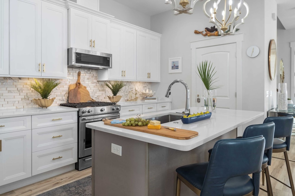 Pool, Patio & Outdoor Dining + Walk to Shore, Pier Park Sanctuary on Sands