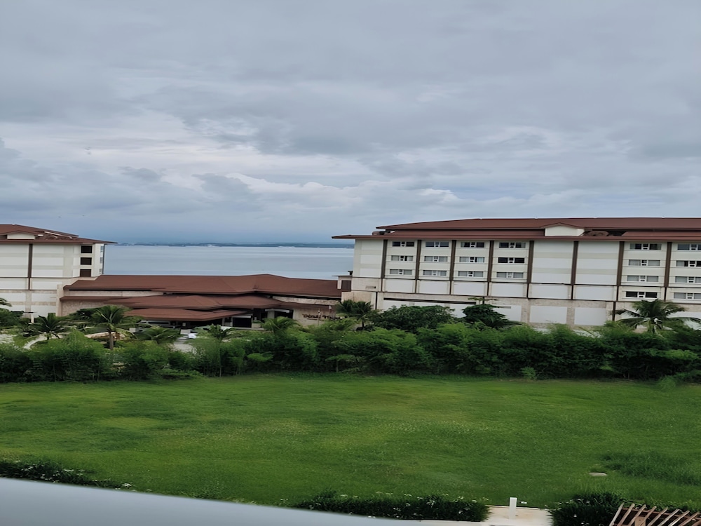 Spacious Studio Unit With Balcony and Seaview