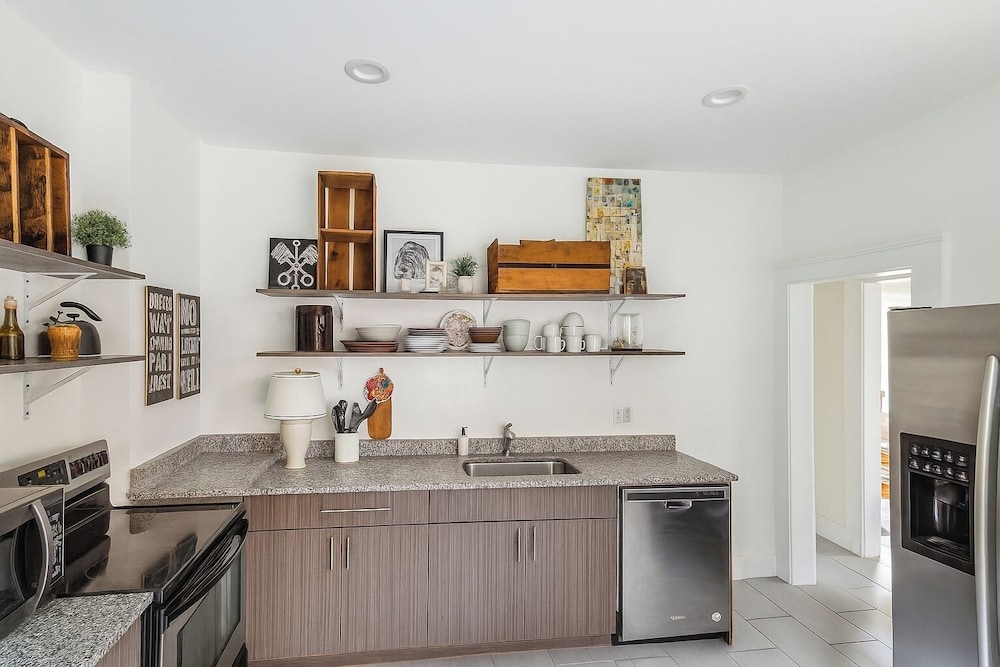 Detroit 6BR House Wifi, Parking, Pet Friendly