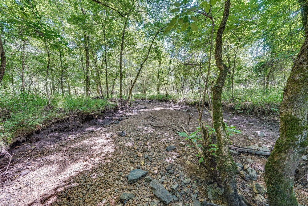 Creekside Cabin w/ Views & Hot Tub in Broken Bow