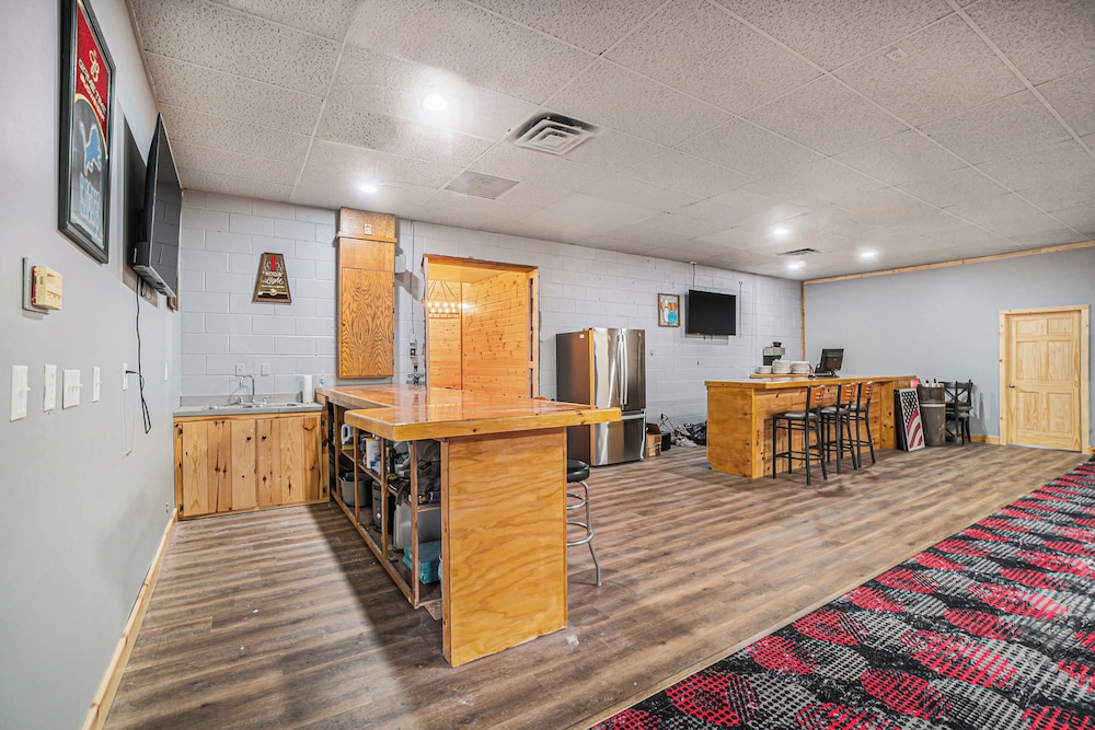8BR Lodge w/ Bowling Alley, Near Lakes & Trails