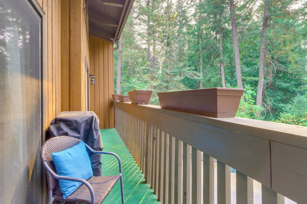 Walk to Twin Lakes: All-season Idaho Condo!