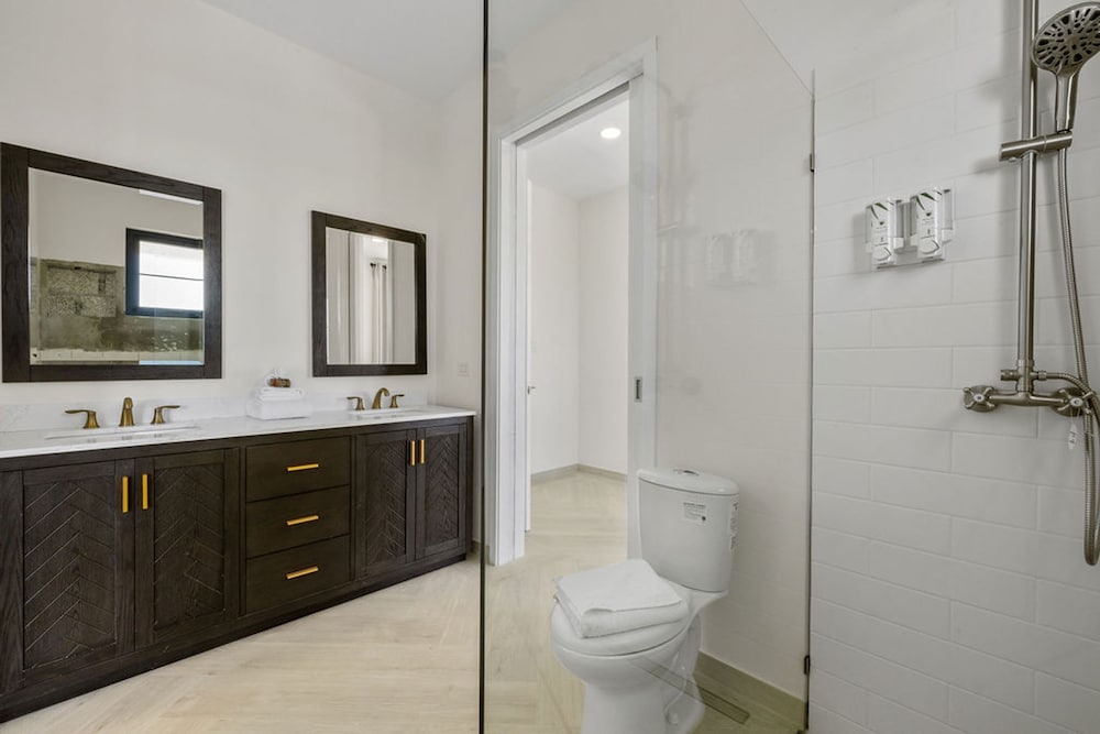 NEW Walk 2 Beach - 5BR Bonusroom w Pool Office