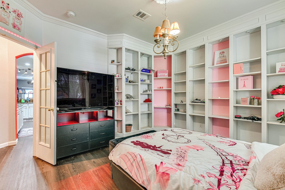 Shop, Play & Explore: Family Home in Allen