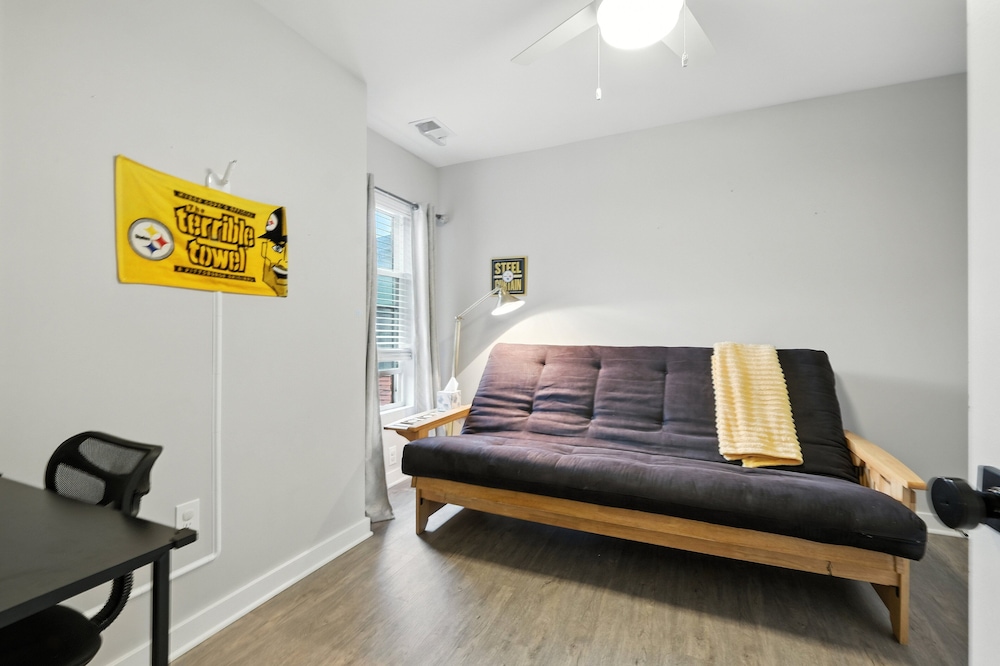 Cozy Historic Row Home- Near Stadiums! 3 Bedroom Home
