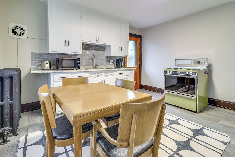 4 Mi to Downtown Toledo: Walkable Riverside Apt