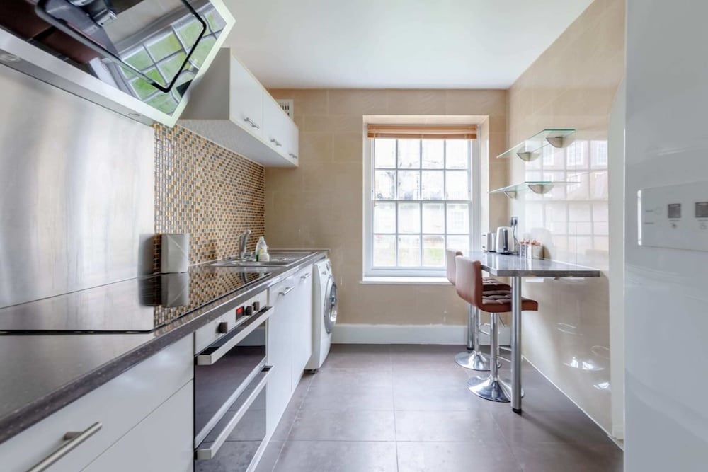 Inviting 2BD Flat 15 Minutes From Regents Park!