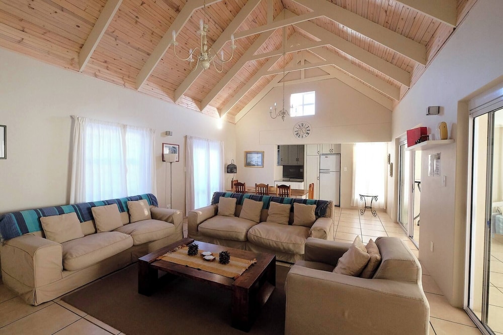 The Pelican - Stunning 3-bedroom Holiday Home in Langebaan
