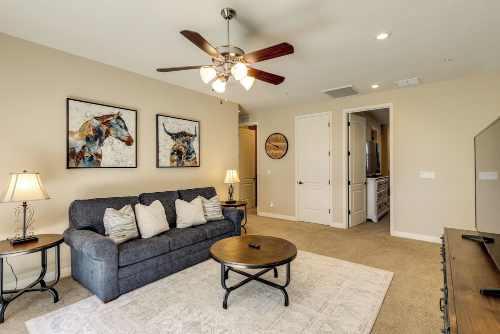 Tasteful Flagstaff Townhome w/ 2 Furnished Decks