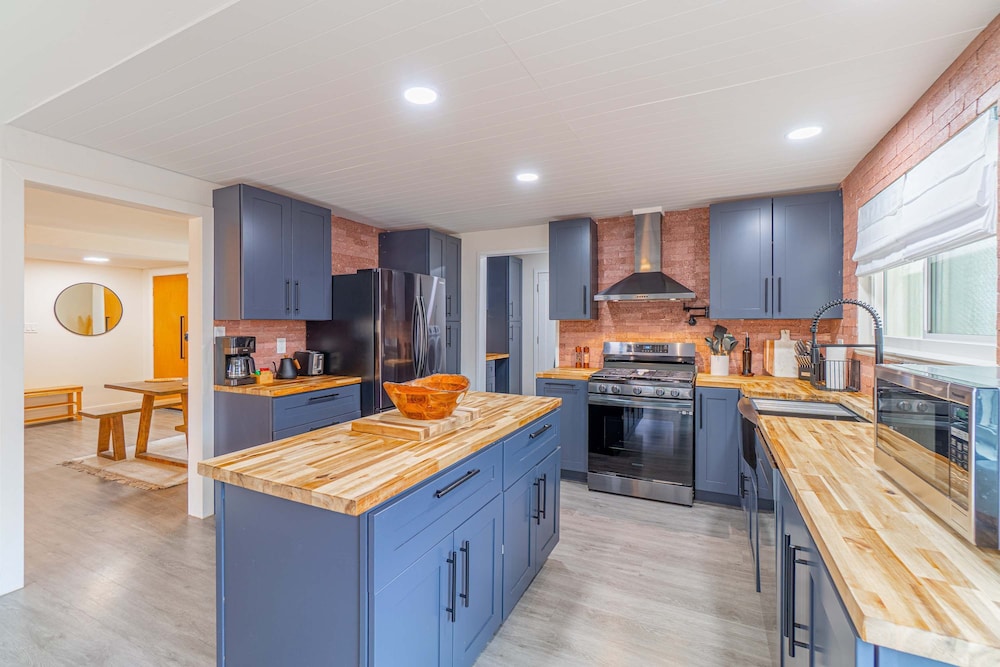 Cozy Family Haven in Sparks - Pet Friendly - Fenced Yard