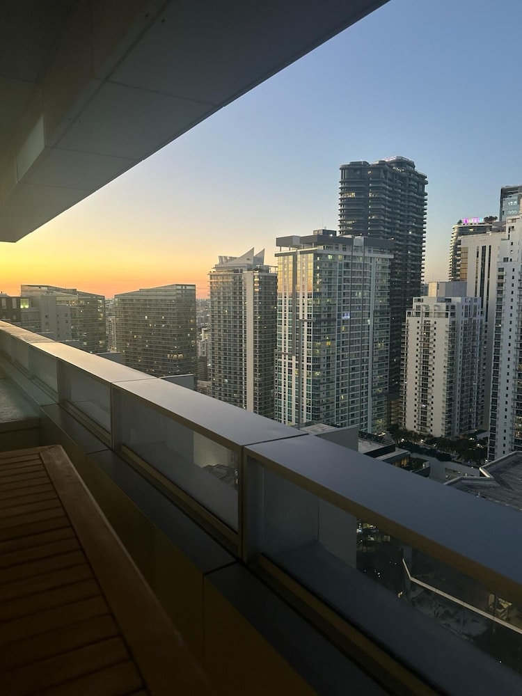 Brickell Floor 31 Sea View-Free Parking by Palermo Home