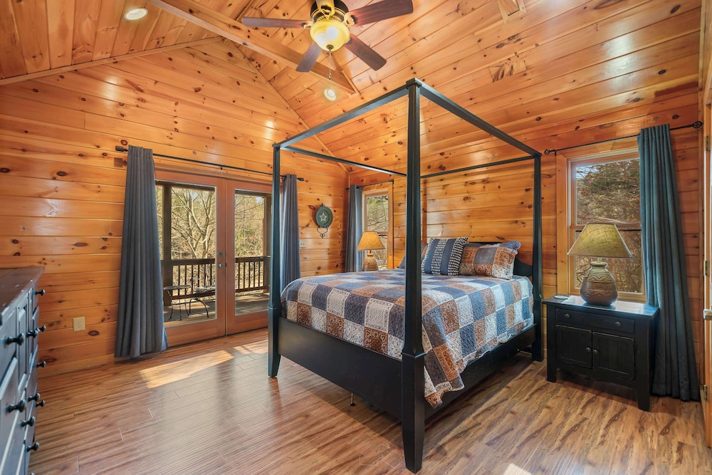 New! Riverfront Retreat Sleeps 12 Ellijay