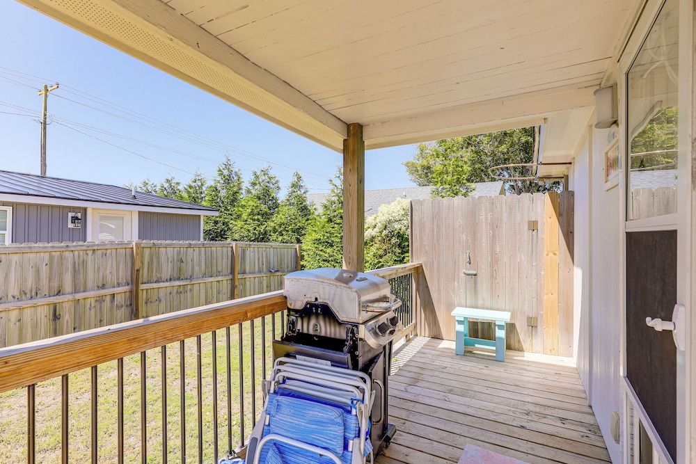 Fenced Yard, Walkable Location: Cozy Beaufort Home