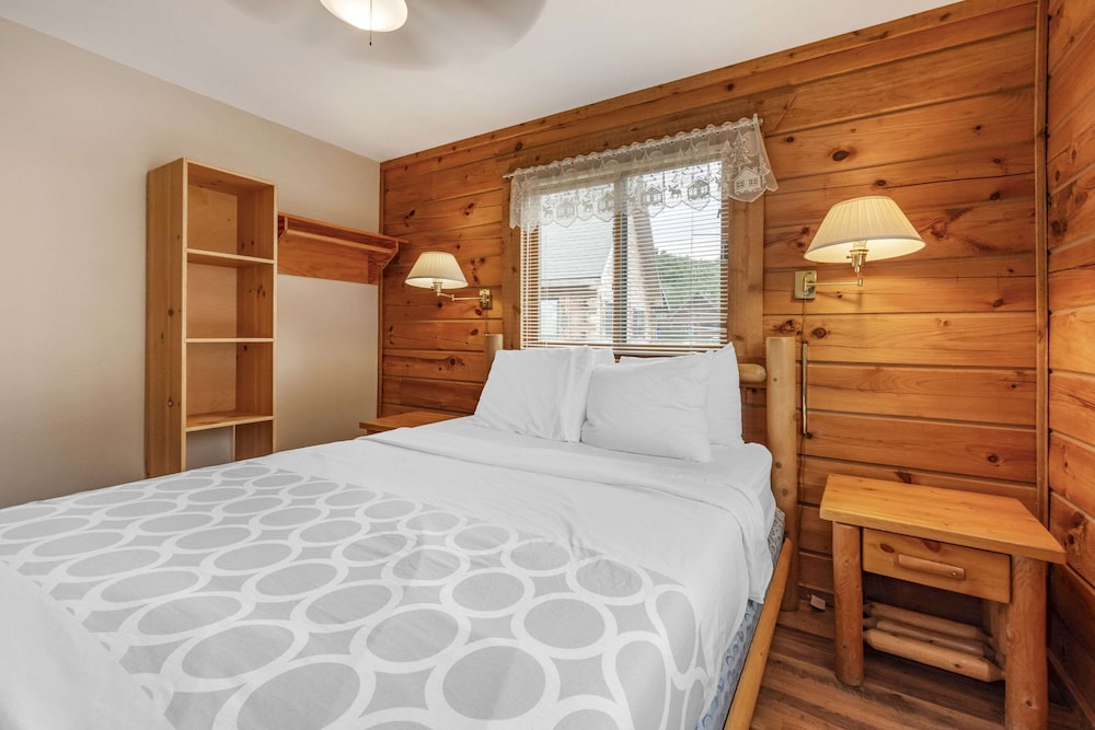 Three Bears Waterpark Resort Near Tomah, Ascend Collection Hotel