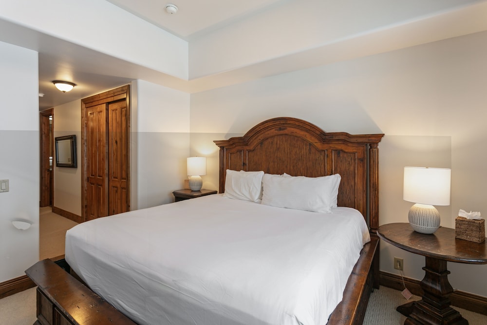 Grand Lodge - Four Bedroom #405 - Ski-in/ski-out 4 Condo