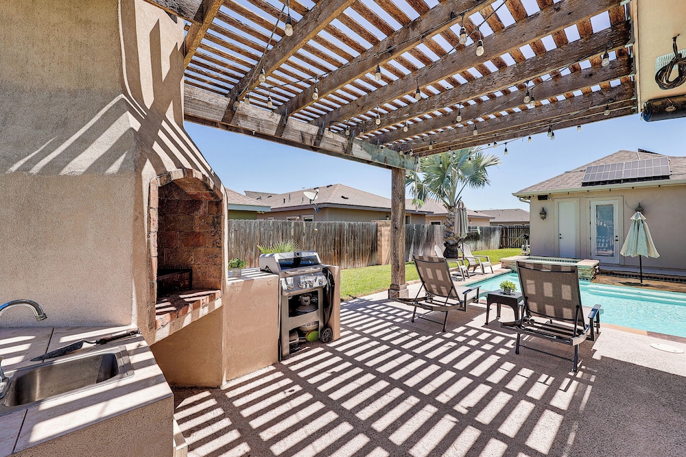 1 Mi to Utrgv Stadium: Roomy Retreat w/ Pool, Yard
