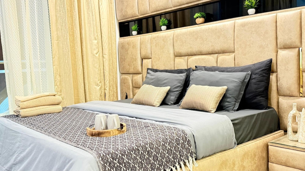 41 Floor River View - TheRoomeraStay