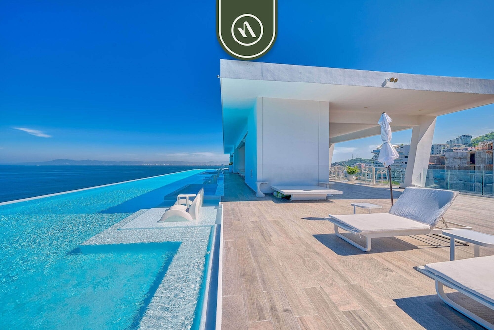 Luxurious 2 BR Condo - Oceanfront - Infinity Pools