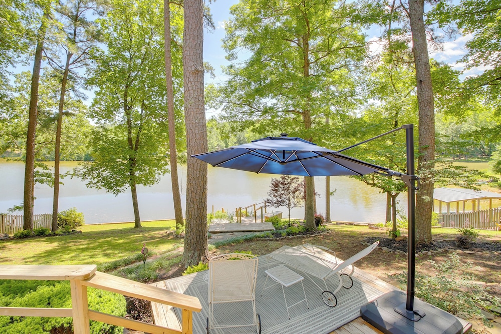 Secluded Lake Hamilton Access: Hot Springs Home
